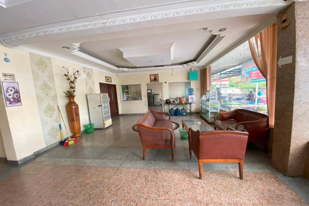 Oyo 92702 Minang Jaya Hotel Nagoya Kültér fotó